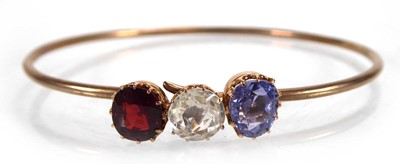 Lot A yellow metal bracelet set blue sapphire,...