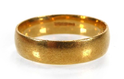 Lot An 18ct yellow gold wedding band, band w. 6 mm,...