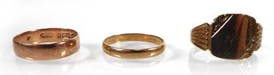 Lot A 9ct yellow gold signet ring, ring size R 1/2,...