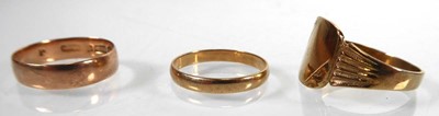 Lot A 9ct yellow gold signet ring, ring size R 1/2,...