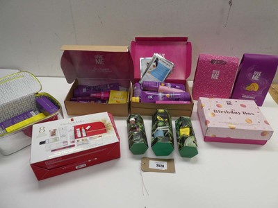 Lot 3520 - Elizabeth Arden holiday collection, Tropic,...