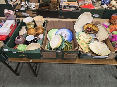 Lot 468 - Three trays of mid-20th century ceramic ware...