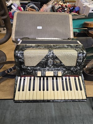 Lot 472 - A cased Cello Bandoneon accordion