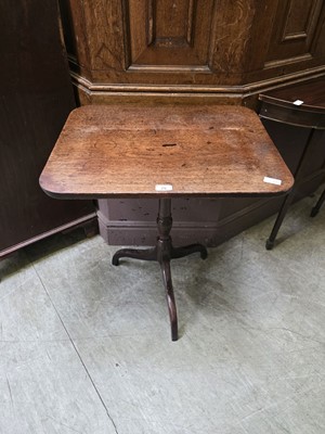 Lot 25 - A 19th century mahogany pedestal table