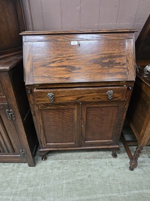 Lot 45 - An early 20th century oak bachelor's bureau