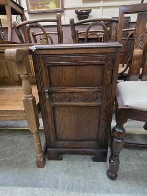 Lot 81 - An early 20th century oak pot cupboard