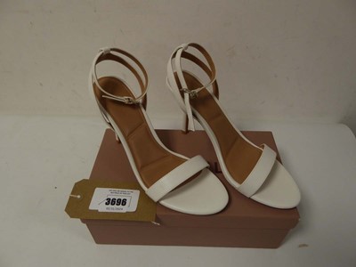 Lot Boxed pair of ladies Carvela heels, white, EU 41