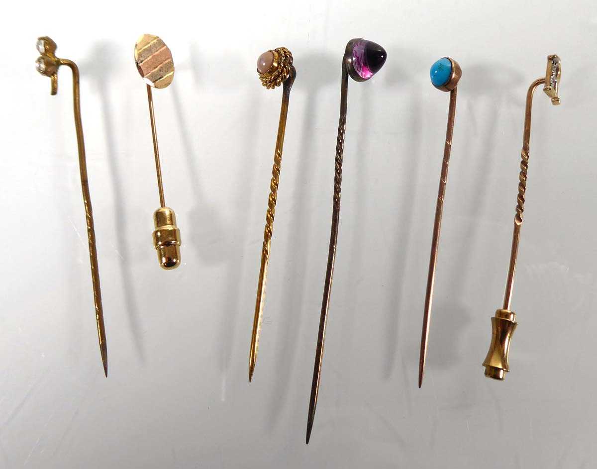 Lot A 9ct yellow gold tie/stick pin set small...