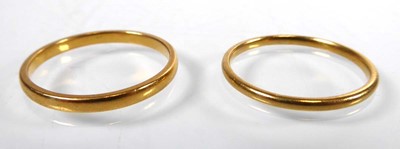 Lot Two 22ct band rings, band w. 1.5 mm and 2 mm,...