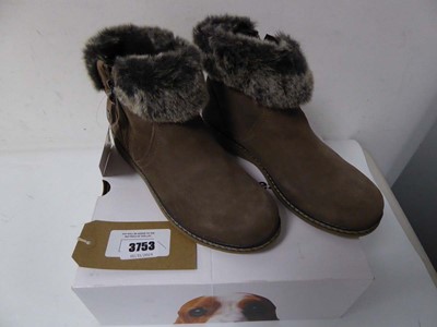 Lot Boxed pair of ladies Hush Puppies ankle boots,...