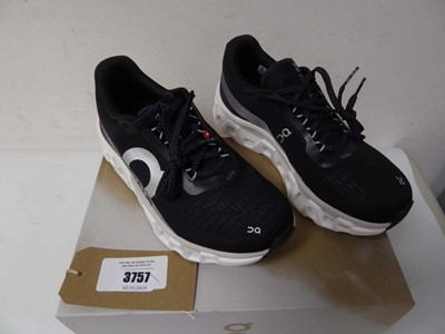 Lot Boxed pair of ladies On trainers, black, UK 6