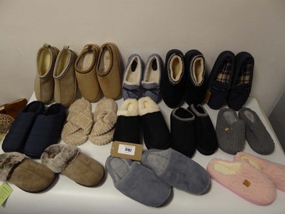 Lot 13 pairs of slippers of various styles and...