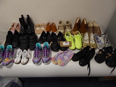 Lot 20 pairs of kids/juniors shoes of various...