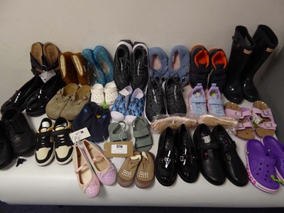 Lot 25 pairs of kids/juniors shoes of various...