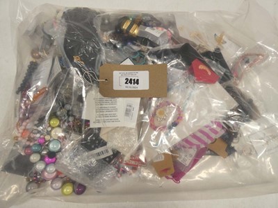 Lot 2414 - Bag containing loose costume jewellery and...