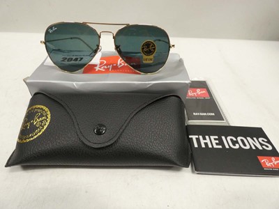 Lot 2047 - Ray-Ban RB3025 Aviator sunglasses with case...