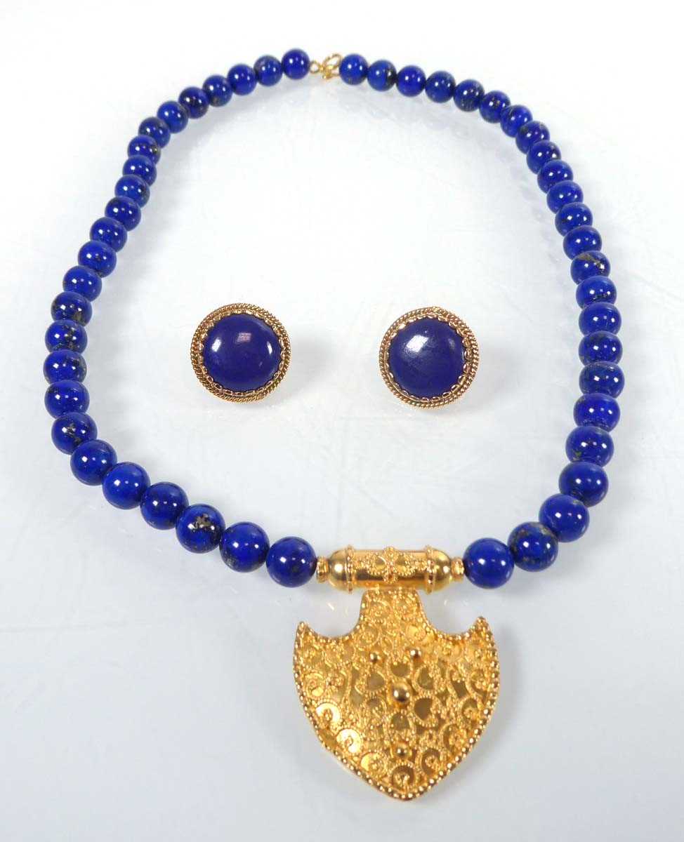 Lot 811 - A single strand lapis lazuli bead necklace...