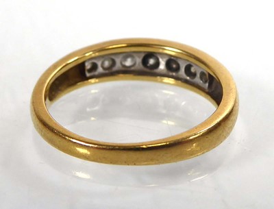 Lot 816 - An 18ct yellow gold ring set seven graduated...