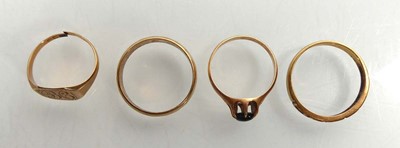 Lot Two 9ct yellow gold band rings, a signet ring...