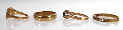 Lot Two 9ct yellow gold band rings, a signet ring...