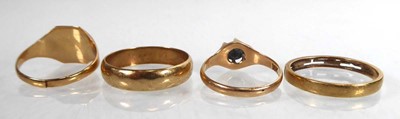 Lot Two 9ct yellow gold band rings, a signet ring...