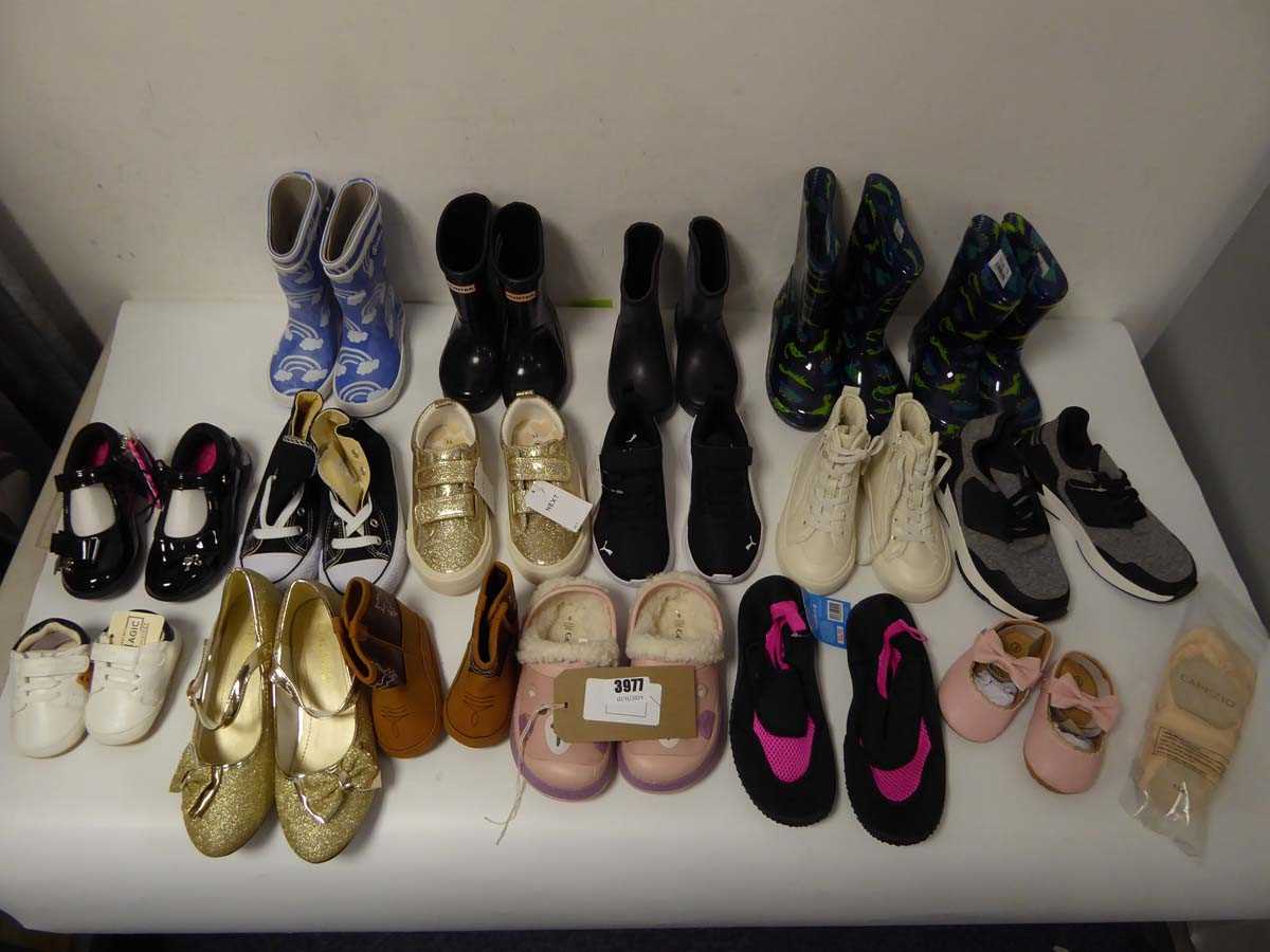 Lot 3977 - 18 pairs of kids/juniors shoes of various...