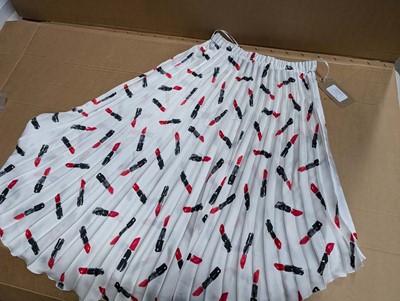 Lot 3006 - 21 Yan Neo lipstick print pleated skirts,...