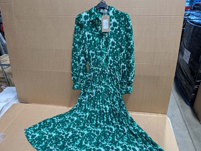 Lot 3013 - 11 Yan Neo Daphne green colour floral print...