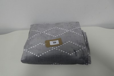 Lot 1479 - A life comfort throw in grey & white.