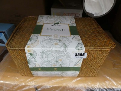 Lot 3306 - Evoke skin care set