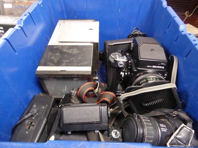 Lot 2269 - Box containing various cameras and camera...