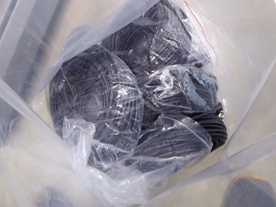 Lot 2307 - Bag containing various cables