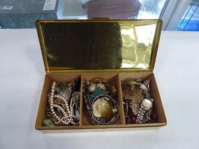 Lot 2353 - Box containing various jewellery items