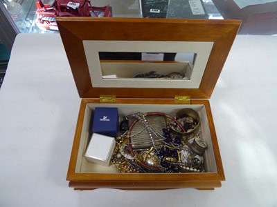 Lot 2356 - Box containing various jewellery items