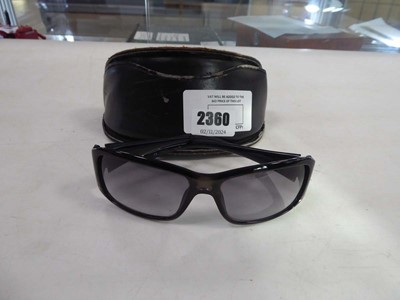 Lot 2360 - Pair of Gucci sunglasses in a case