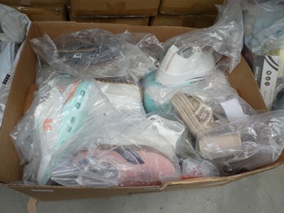 Lot 3334 - Box of shoes (odd, no pairs)