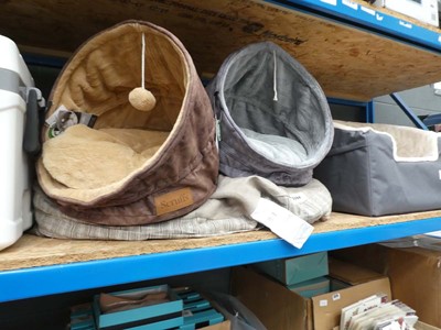 Lot 3364 - Large circular pet bed and 2 Scruffs pet beds