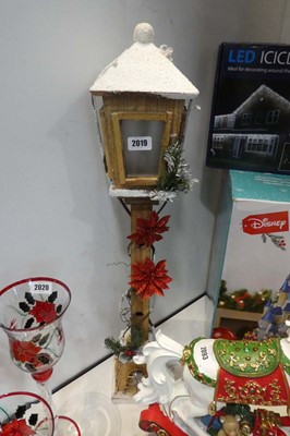 Lot 2019 - Wooden decorative Christmas lamppost