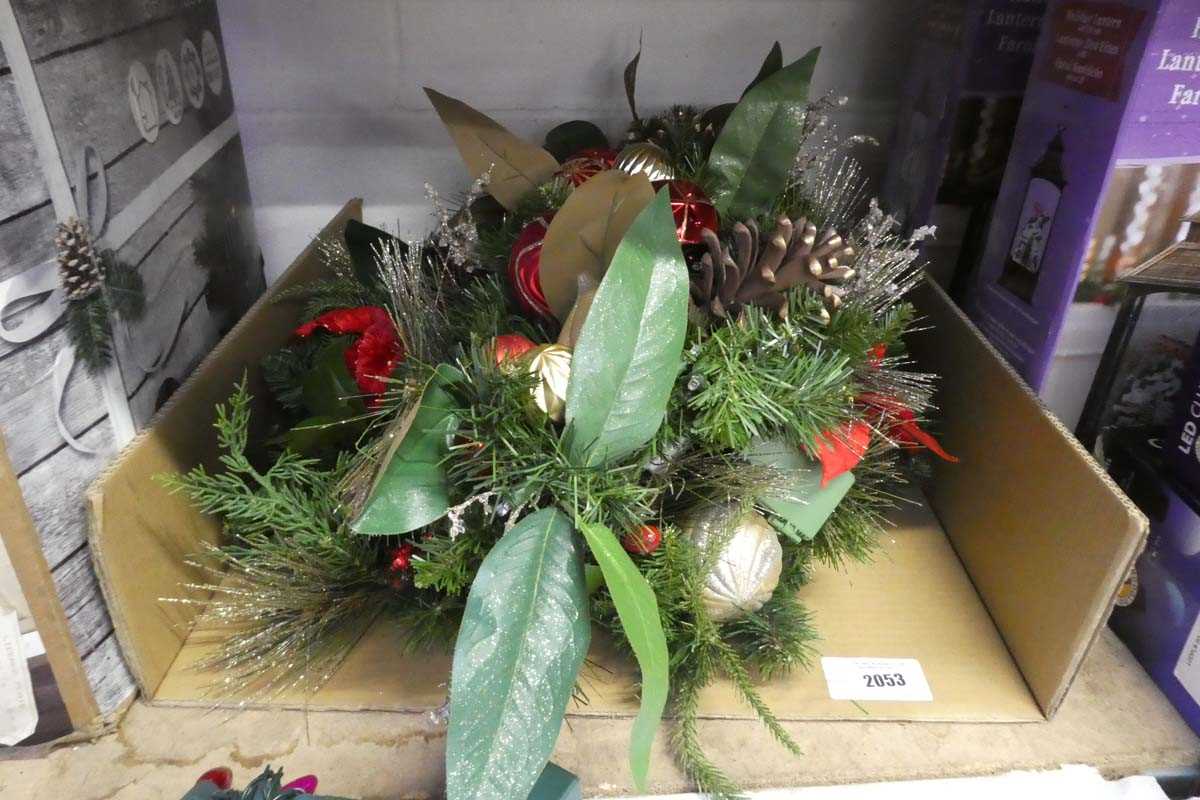 Lot 2053 - Christmas wreath with Christmas centrepiece