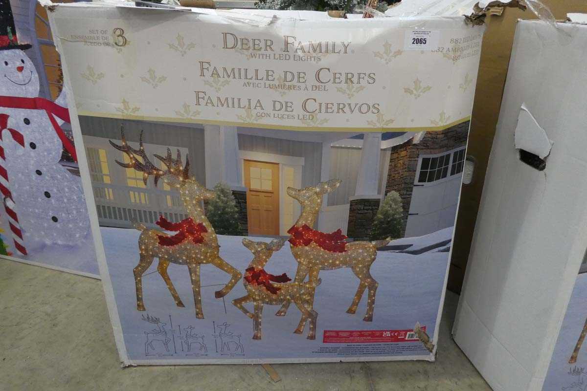 Lot 2065 - Set of 3 gold glitter reindeer set