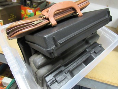 Lot 1322 - 5 hard plastic pistol cases and a padded slip