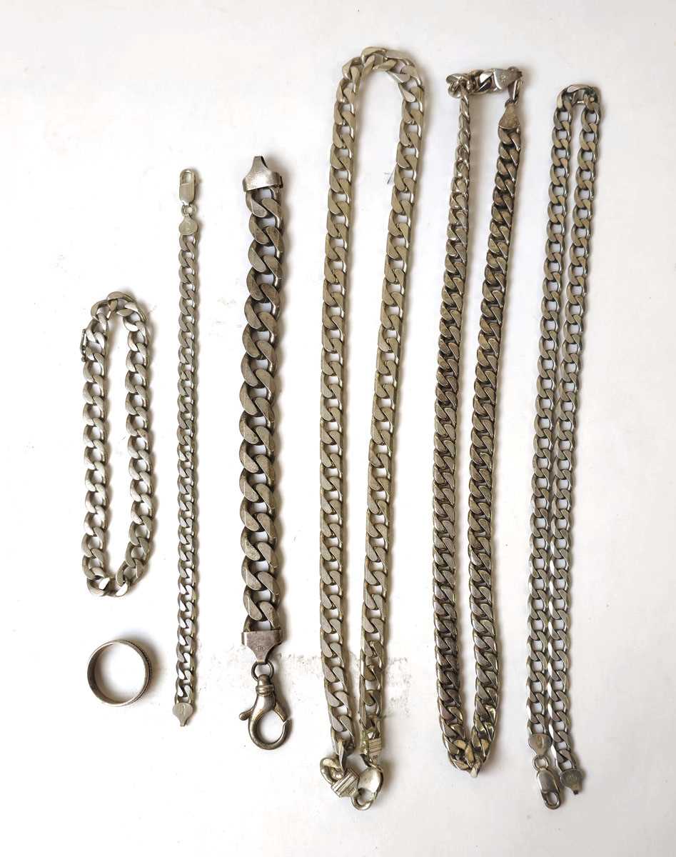 Lot 559 - An assortment of silver and white metal curb...