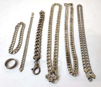 Lot 559 - An assortment of silver and white metal curb...