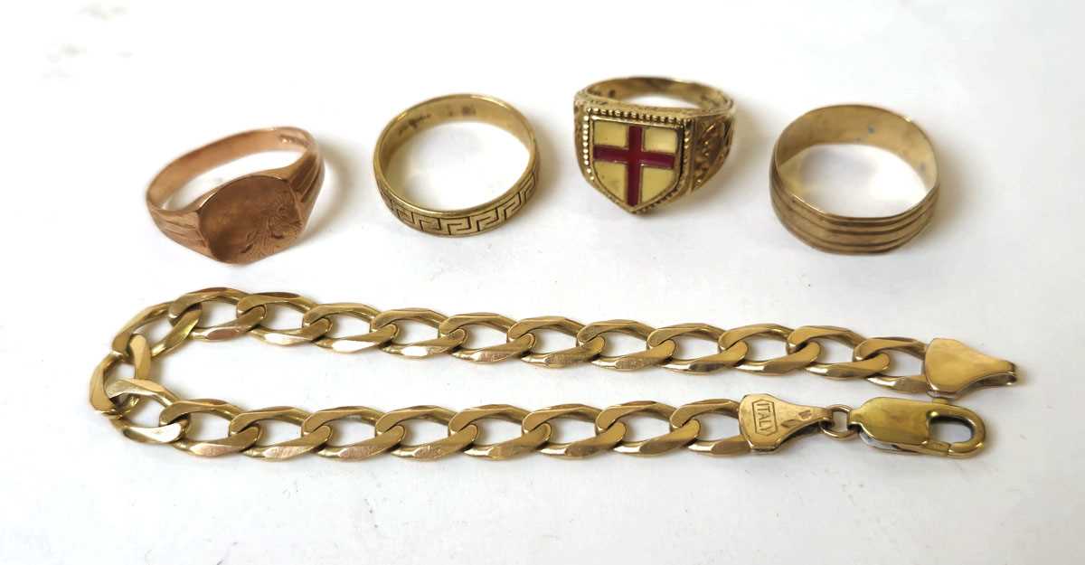 Lot 581 - A collection of 9ct gold jewellery to include,...