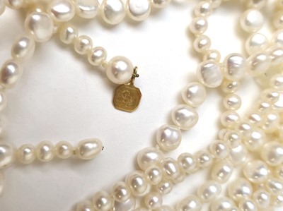 Lot 582 - A Coleman Douglas pearl and crystal...