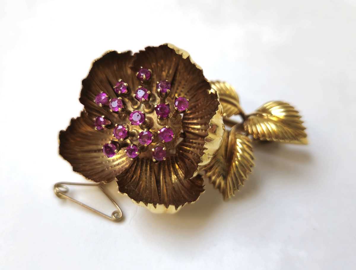 Lot 530 - An 18ct gold and ruby flower brooch with...