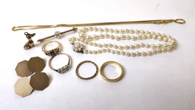 Lot 590 - An assortment of 9ct and 18ct gold jewellery...