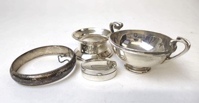 Lot 415 - A selection of silver items to include a...