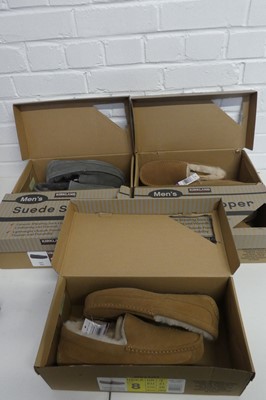 Lot 1370 - 5 boxed pairs of men's Kirkland suede slippers...