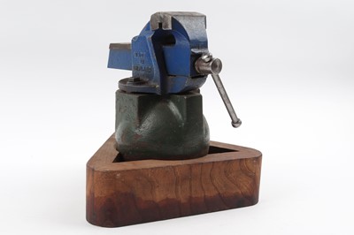 Lot 43 - A gunsmith engravers vice on a steel gimbal...